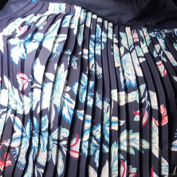 🛍️ 2/$15 New York & Company, Soho Jeans Manhattan tee - Picture 4 of 5